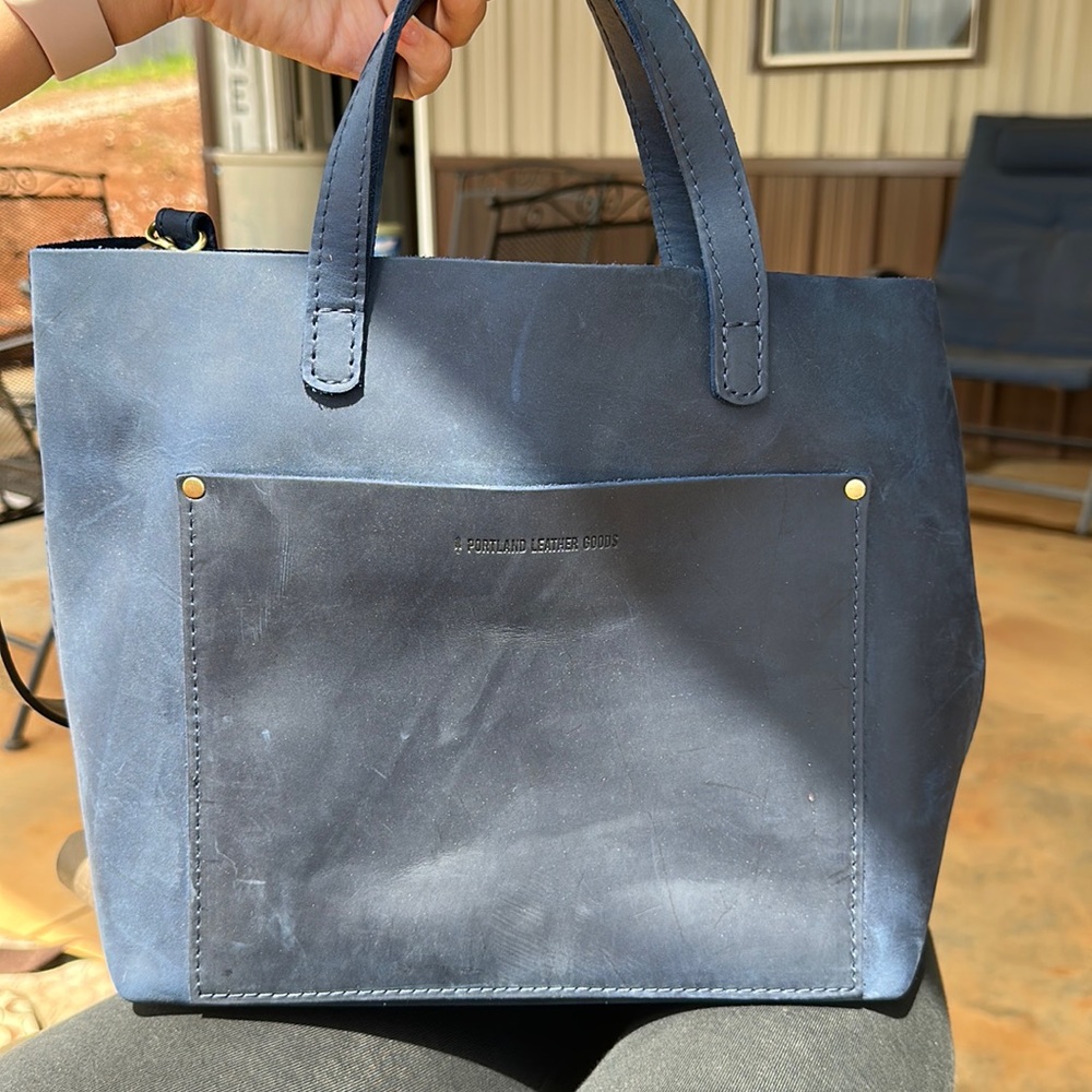 Portland Leather Medium Crossbody Tote in Deep Water Color